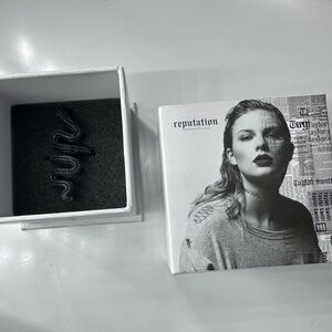 Taylor Swift Authentic Black Adjustable Snake Ring 
🚨NO LONGER AVAILABLE🚨